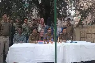 पलामू में शराब तस्करी का बड़ा खुलासा! खाद की बोरियों के नीचे छिपाई गईं 875 पेटी अंग्रेजी शराब जब्त