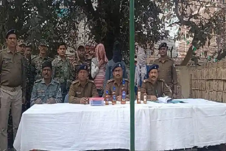 पलामू में शराब तस्करी का बड़ा खुलासा! खाद की बोरियों के नीचे छिपाई गईं 875 पेटी अंग्रेजी शराब जब्त