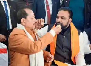 मकर संक्रांति पर विजय सिन्हा के दही-चूड़ा भोज में सियासी हलचल, संतोष मांझी ने तेजप्रताप को दिया NDA में आने का ऑफर