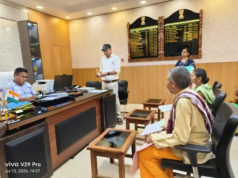 सबका सम्मान, जीवन आसान कार्यक्रम में डीएम ने सुनीं जन समस्याएं, आवेदनों के त्वरित निष्पादन के दिए निर्देश