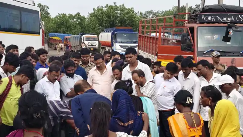 अधिकारियों से भिड़े विधायक, सड़क हादसे के पीड़ित परिवार को दिलाया मुआवजा अधिकारियों से भिड़े विधायक, सड़क हादसे के पीड़ित परिवार को दिलाया मुआवजा