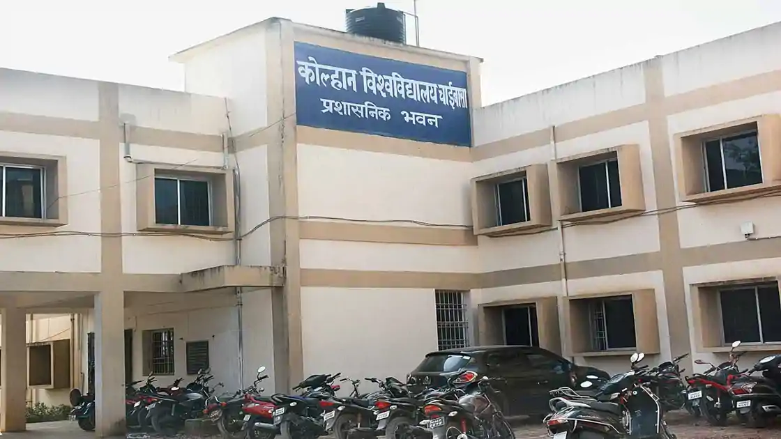नियमों से पहले तबादले, करोड़ों की योजनाएं लंबित... कोल्हान विवि पर दोहरी कार्रवाई