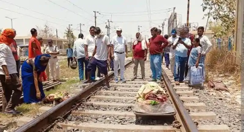 ट्रेन पकड़ने की जल्दी पड़ी भारी, मालगाड़ी से कटकर महिला की मौ*त ट्रेन पकड़ने की जल्दी पड़ी भारी, मालगाड़ी से कटकर महिला की मौ*त