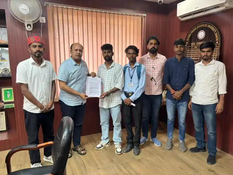 DSPMU में नामांकन प्रक्रिया को लेकर आदिवासी छात्र संघ का प्रदर्शन, सीट कटौती का किया विरोध DSPMU में नामांकन प्रक्रिया को लेकर आदिवासी छात्र संघ का प्रदर्शन, सीट कटौती का किया विरोध