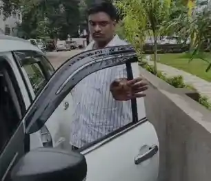 दिनदहाड़े कार का शीशा तोड़कर लैपटॉप, मोबाइल और नकदी चोरी, दो लाख की संपत्ति पर हाथ साफ