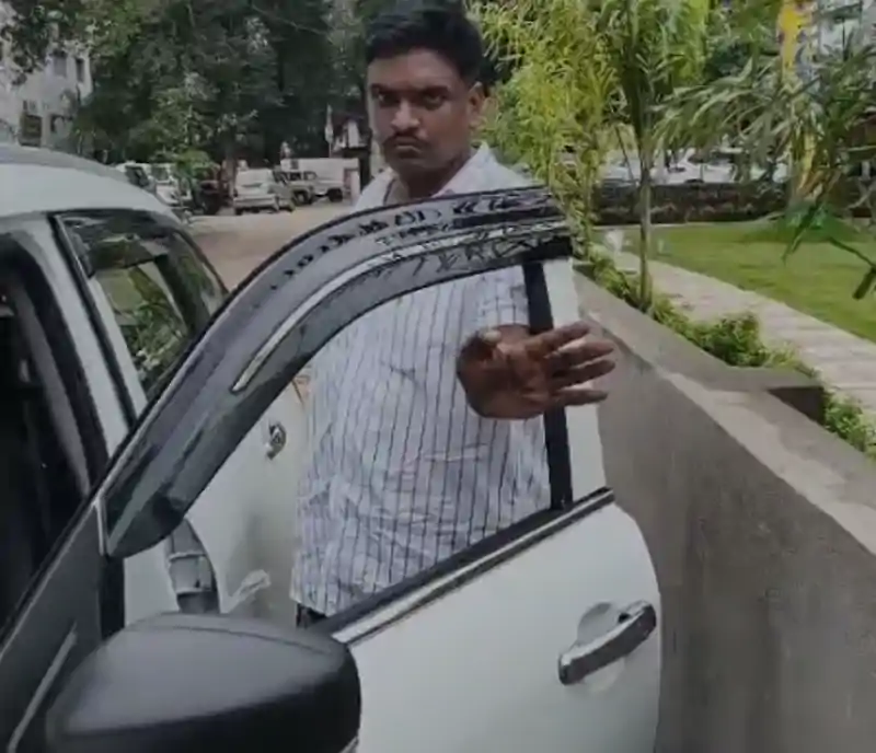 दिनदहाड़े कार का शीशा तोड़कर लैपटॉप, मोबाइल और नकदी चोरी, दो लाख की संपत्ति पर हाथ साफ