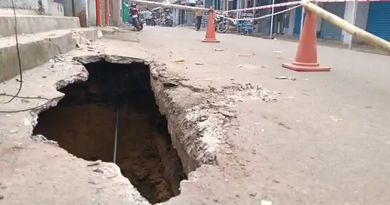 तेज आवाज और धंस गयी सडक, बना गहरा गड्ढा, लोगों में दहशत