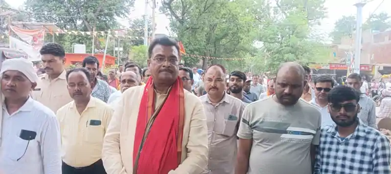 सड़क पर आए फुटपाथ दुकानदारों से मिले सांसद मनीष जायसवाल, पुनर्वास, न्याय का दिलाया भरोसा