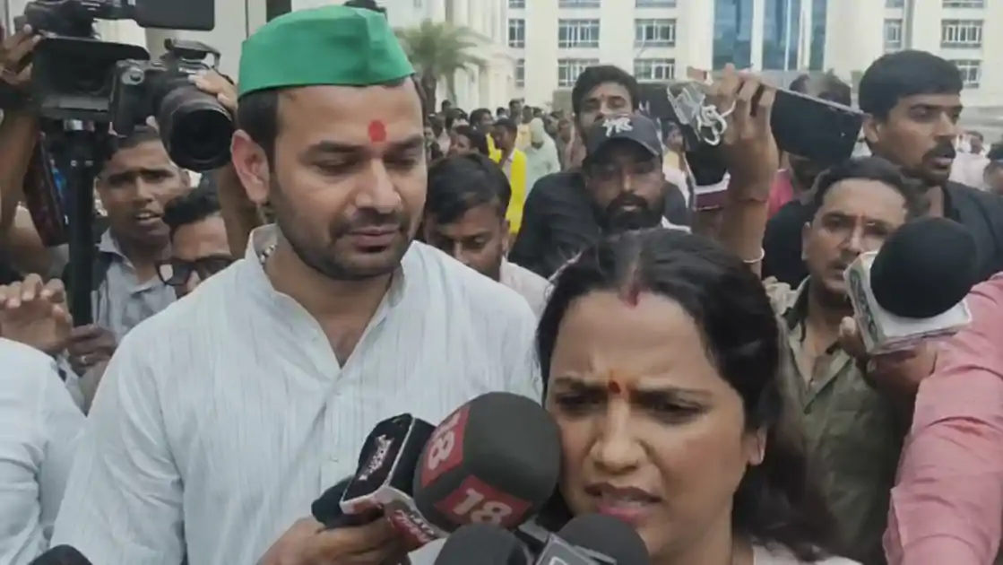 नामांकन करने पहुंची तेजप्रताप की कैंडिडेट गिरफ्तार, डीएम ऑफिस के बाहर भागती दिखीं वीणा मानवी