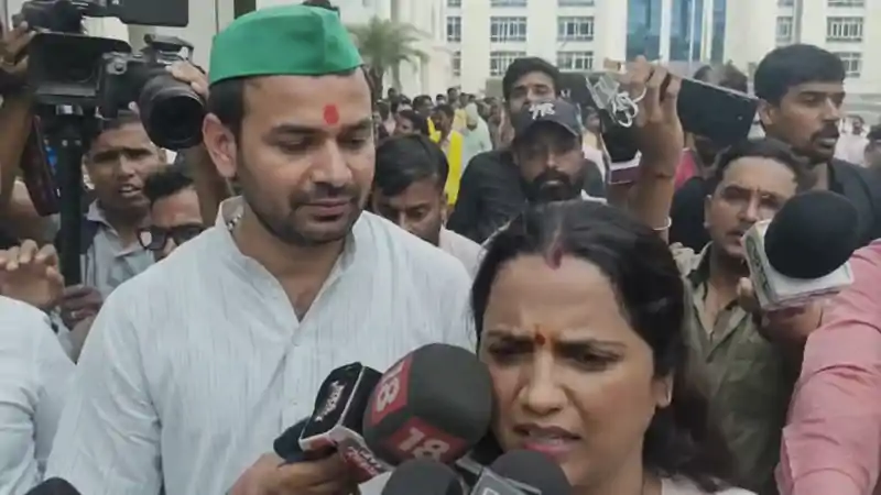 नामांकन करने पहुंची तेजप्रताप की कैंडिडेट गिरफ्तार, डीएम ऑफिस के बाहर भागती दिखीं वीणा मानवी