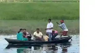 सहरसा: जान जोखिम में डाल नाव से स्कूल पहुंच रहे शिक्षक, ग्रामीणों ने उठाई मांग