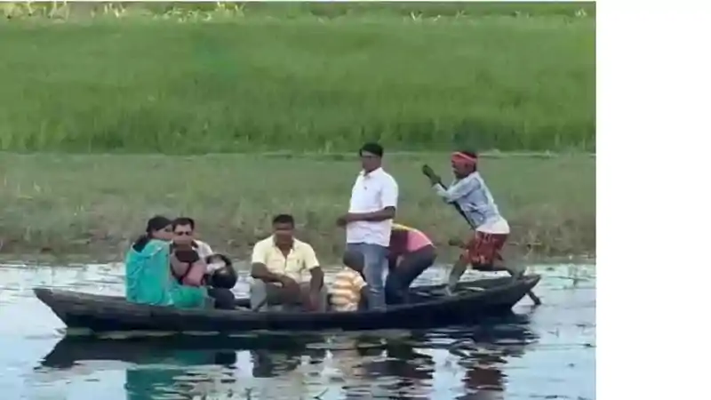 सहरसा: जान जोखिम में डाल नाव से स्कूल पहुंच रहे शिक्षक, ग्रामीणों ने उठाई मांग