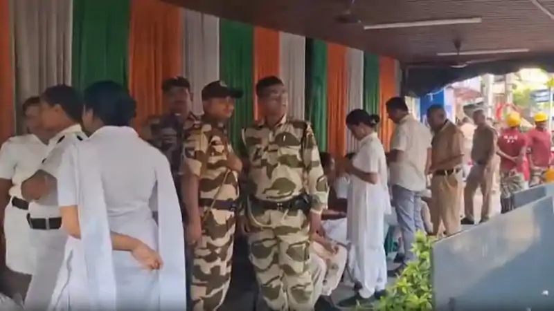 TMC नेता अभिषेक बनर्जी के आवास पर पुलिस कार्रवाई, मदन मित्रा के ठिकानों पर भी ईडी की दबिश TMC नेता अभिषेक बनर्जी के आवास पर पुलिस कार्रवाई, मदन मित्रा के ठिकानों पर भी ईडी की दबिश