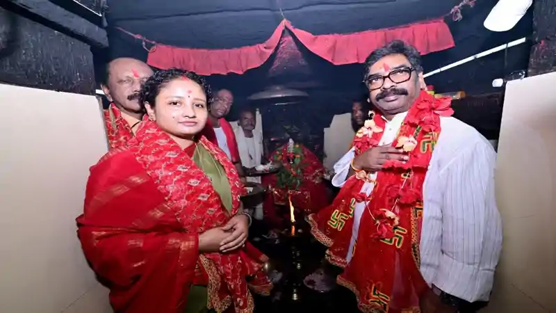 माँ दिउड़ी के दरबार में पहुंचे मुख्यमंत्री हेमन्त सोरेन, राज्य की खुशहाली और विकास के लिए की प्रार्थना माँ दिउड़ी के दरबार में पहुंचे मुख्यमंत्री हेमन्त सोरेन, राज्य की खुशहाली और विकास के लिए की प्रार्थना