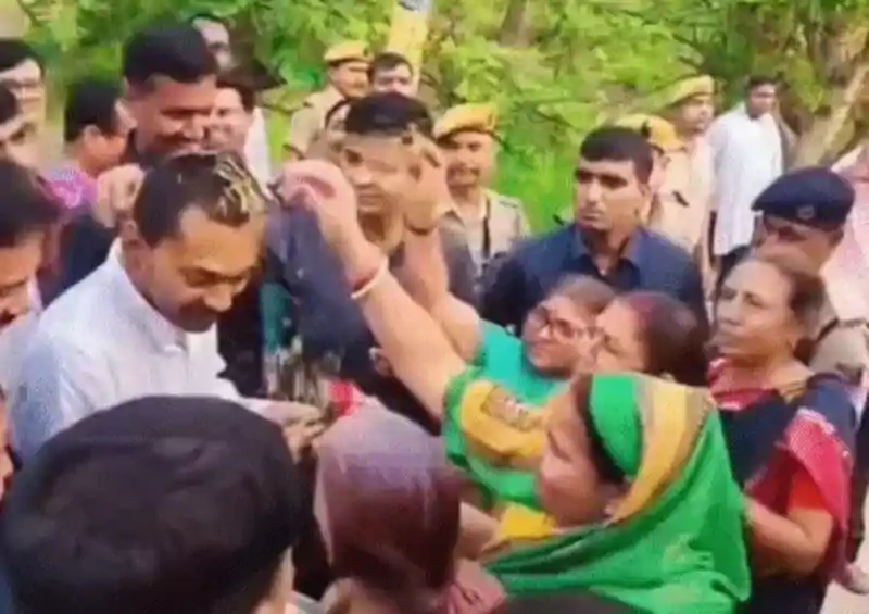 “गांव में महिलाओं ने पूछा शादी कब करेंगे, परिवार बढ़ाइए" मुस्कुराकर टाल गए निशांत, बोले– पापा के विकास काम को बढ़ाएंगे Nishant Kumar
