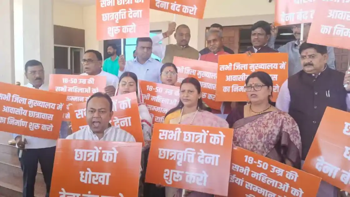 छात्रवृत्ति और योजनाओं को लेकर सदन के बाहर भाजपा का हंगामा, सरकार पर लगाया वादाखिलाफी का आरोप