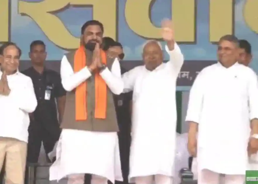 नीतीश ने सम्राट के कंधे पर रखा हाथ, डिप्टी CM हाथ जोड़कर खड़े रहे