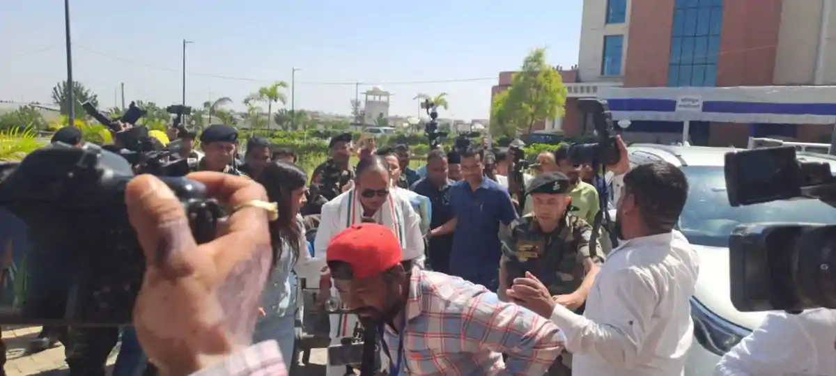 बजट सत्र में केंद्र के खिलाफ सत्ता पक्ष का अनोखा विरोध प्रदर्शन, रिक्शे से सदन पहुंचे मंत्री