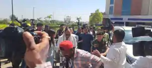 बजट सत्र में केंद्र के खिलाफ सत्ता पक्ष का अनोखा विरोध प्रदर्शन, रिक्शे से सदन पहुंचे मंत्री