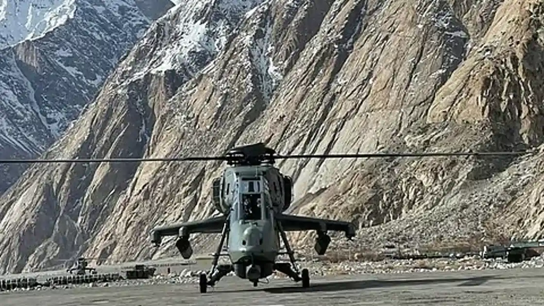 लद्दाख : 13000 फीट ऊंचाई पर बना न्योमा एयरबेस शुरू, वायुसेना प्रमुख ने की पहली लैंडिंग