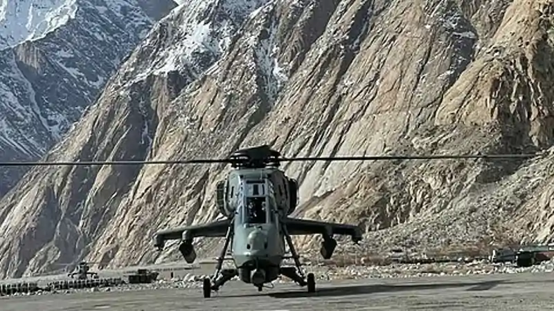 लद्दाख : 13000 फीट ऊंचाई पर बना न्योमा एयरबेस शुरू, वायुसेना प्रमुख ने की पहली लैंडिंग लद्दाख : 13000 फीट ऊंचाई पर बना न्योमा एयरबेस शुरू, वायुसेना प्रमुख ने की पहली लैंडिंग