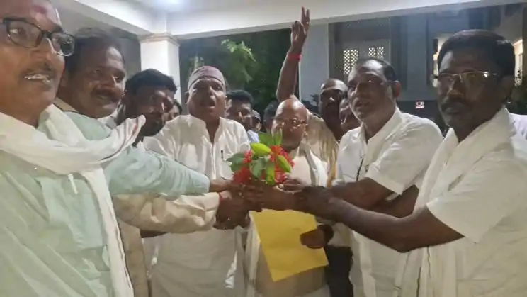 सीट शेयरिंग के बाद भी NDA में तकरारः चिराग की सीट सोनबरसा पर JDU ने उतारा उम्मीदवार, रत्नेश सदा को मिला सिंबल