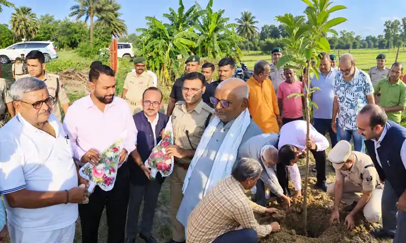 पर्यावरण संरक्षण की दिशा में पंचमंदिर समिति की बड़ी पहल, 20 एकड़ में लगाए गए आम के 360 पौधे पर्यावरण संरक्षण की दिशा में पंचमंदिर समिति की बड़ी पहल, 20 एकड़ में लगाए गए आम के 360 पौधे