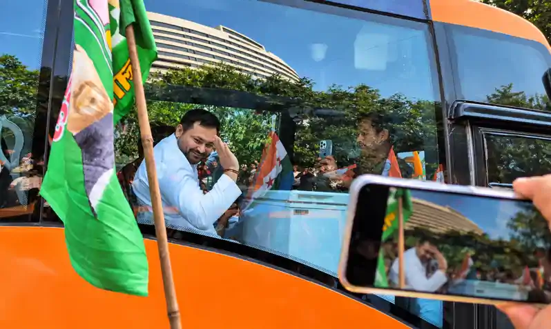 तेजस्वी ने कहा- 'अगर ज्ञानेश कुमार सही थे तो…' इन डकैतों ने लूटे हैं चुनाव