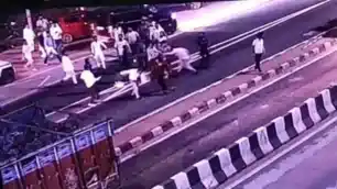 मांडर टोल प्लाजा पर बारातियों ने टोल कर्मियों पर किया हमला, CCTV में कैद हुई वारदात
