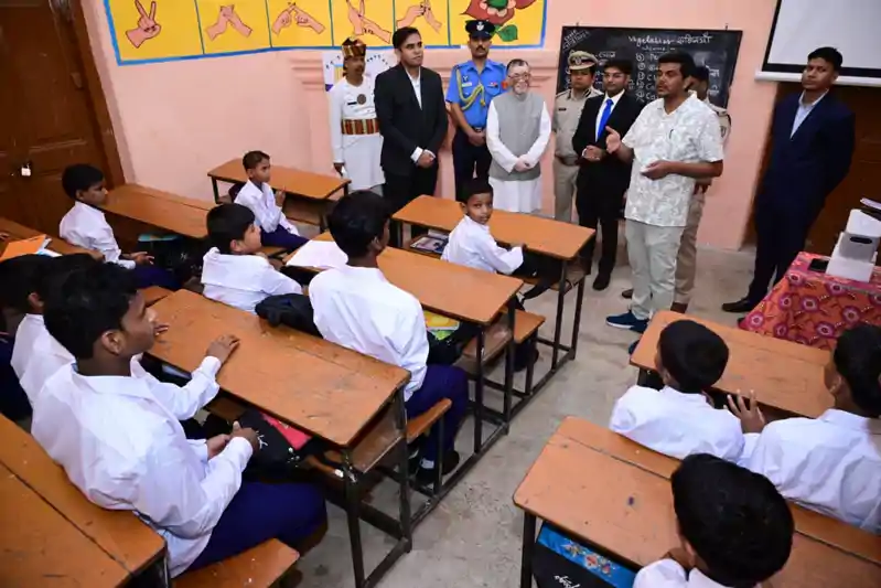 मूक-बधिर विद्यार्थियों के बीच पहुंचे राज्यपाल, पढ़ाई और सुविधाओं का लिया जायज़ा मूक-बधिर विद्यार्थियों के बीच पहुंचे राज्यपाल, पढ़ाई और सुविधाओं का लिया जायज़ा 
