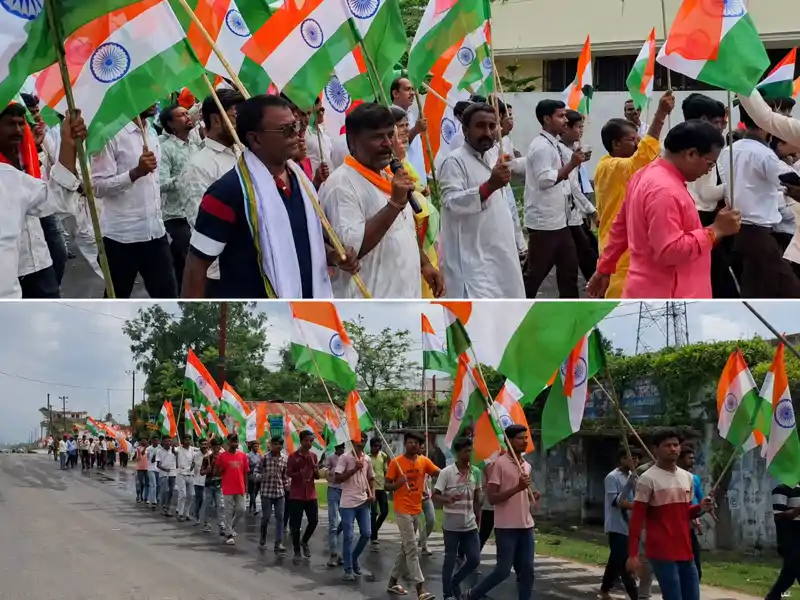 नेपाल सीमा पर स्थित बगहा में विशाल तिरंगा रैली, हाथों में तिरंगा लेकर निकले हजारों लोग नेपाल सीमा पर स्थित बगहा में विशाल तिरंगा रैली, हाथों में तिरंगा लेकर निकले हजारों लोग