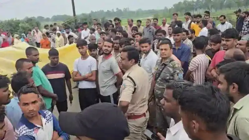 खू*न से लथपथ मिला सामाजिक कार्यकर्ता का श*व, ह*त्या के बाद सड़कों पर उतरे ग्रामीण खू*न से लथपथ मिला सामाजिक कार्यकर्ता का श*व, ह*त्या के बाद सड़कों पर उतरे ग्रामीण