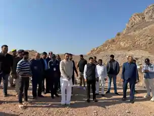 दशरथ मांझी मेमोरियल पहुंचे निशांत, उनके बेटे के छुए पैर