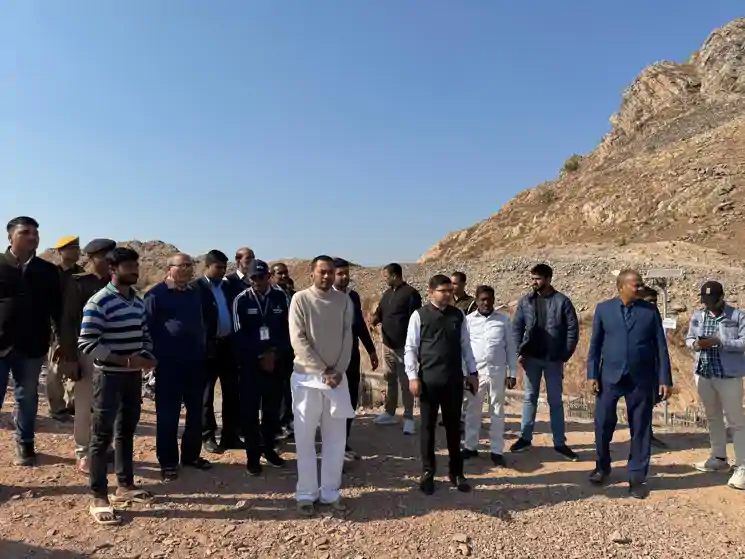 दशरथ मांझी मेमोरियल पहुंचे निशांत, उनके बेटे के छुए पैर