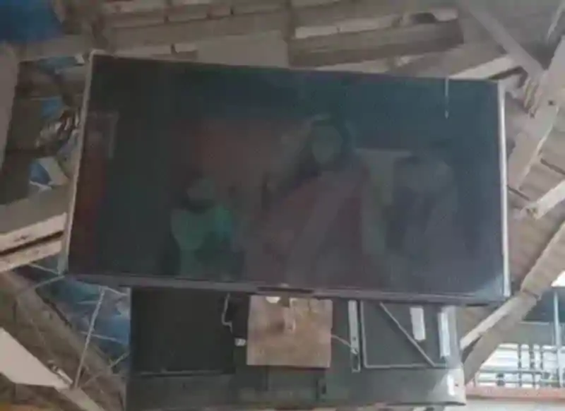 बिहार के इस जंक्शन के एलईडी स्क्रीन पर अचानक बजा भोजपुरी गाना, रेलवे प्रशासन पर उठे सवाल, यात्री बोले- ये लापरवाही है सीवान जंक्शन पर लगी LED TV