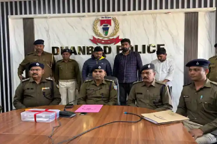 धनबाद में SSC-MTS परीक्षा के दौरान हाईटेक नकल रैकेट का भंडाफोड़, दो अभ्यर्थी और सेंटर कर्मचारी गिरफ्तार