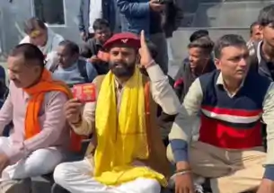 पटना में वैलेंटाइन डे पर हिंदू शिव भवानी सेना का विरोध, पार्क में कपल्स को बांटी हनुमान चालीसा