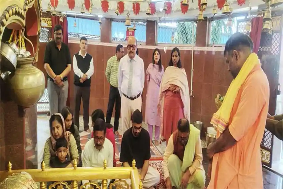 बाबा आम्रेश्वर धाम पहुंचे झारखंड हाईकोर्ट के जस्टिस संजय कुमार द्विवेदी, परिवार संग की विशेष पूजा