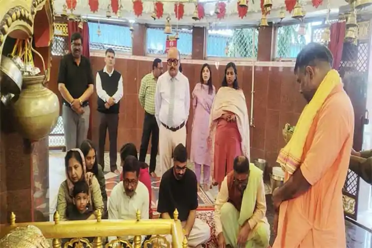 बाबा आम्रेश्वर धाम पहुंचे झारखंड हाईकोर्ट के जस्टिस संजय कुमार द्विवेदी, परिवार संग की विशेष पूजा