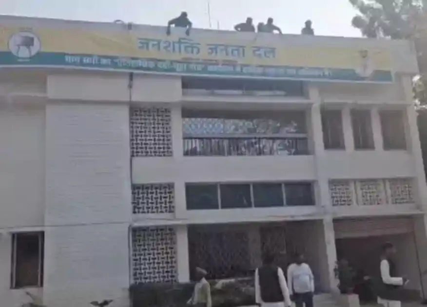 तेज प्रताप के आवास पर दही-चूड़ा भोज, CM नीतीश होंगे शामिल; लालू-तेजस्वी को न्योता