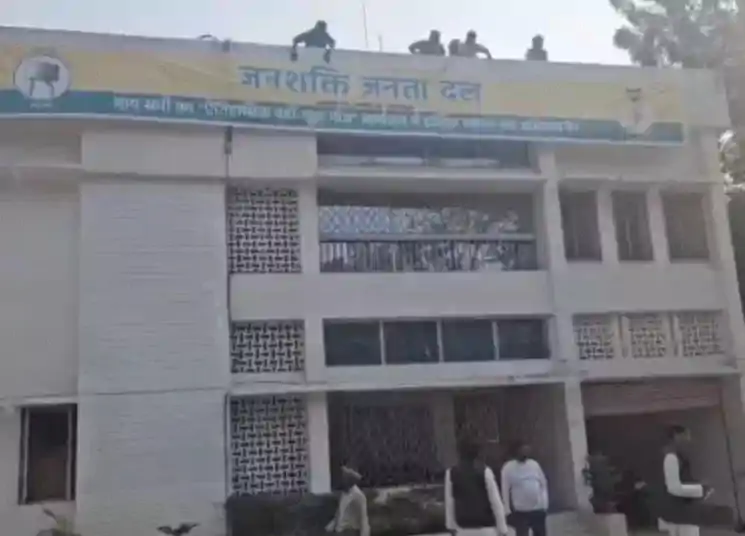 तेज प्रताप के आवास पर दही-चूड़ा भोज, CM नीतीश होंगे शामिल; लालू-तेजस्वी को न्योता