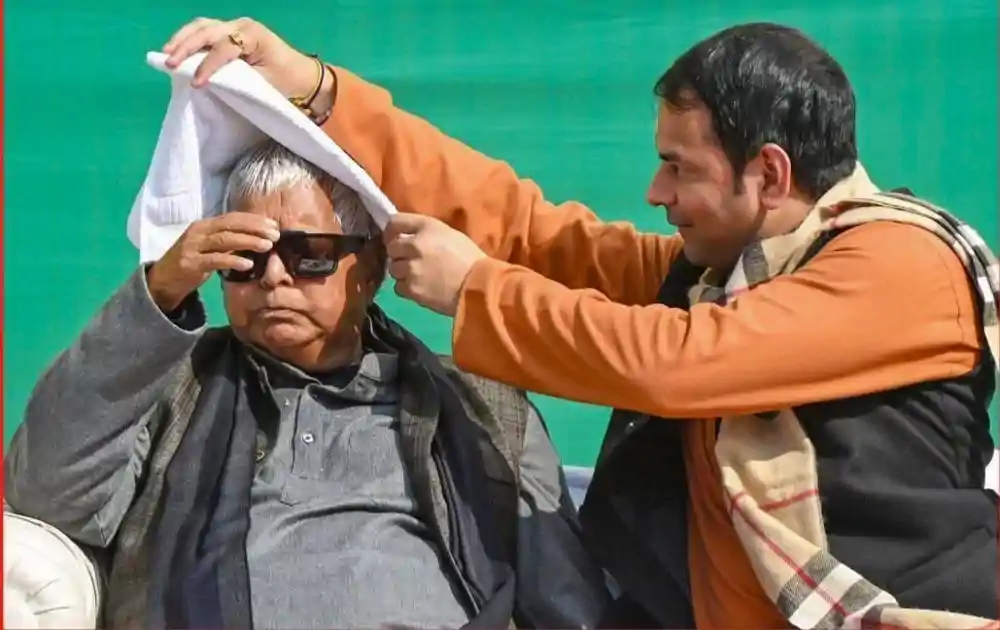 तेजप्रताप के भोज में पहुंचे लालू यादव, BJP जाने के सवाल पर बोले– बेटा जहां रहे, आशीर्वाद साथ