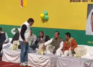 तेजप्रताप के भोज में पहुंचे लालू, विजय सिन्हा समेत कई नेता, तेजस्वी नहीं पहुंचे 