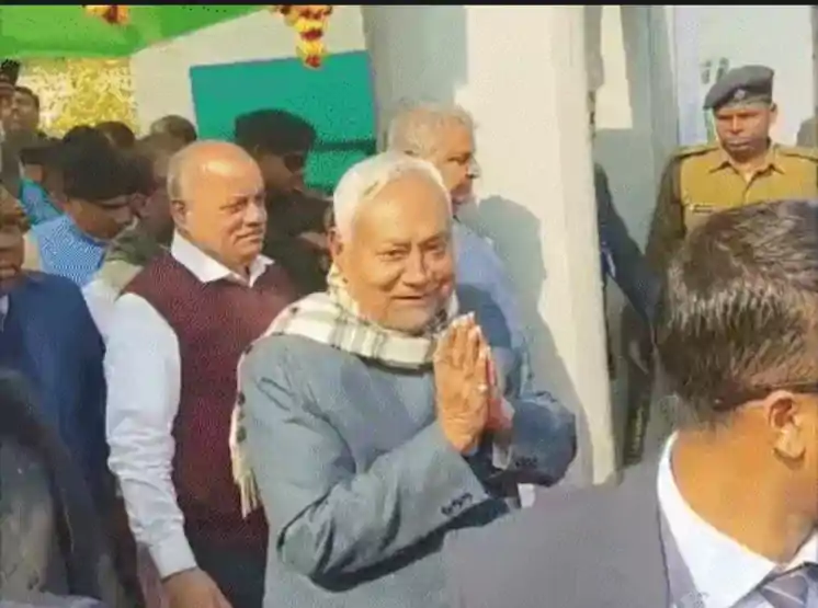 बिहार में दही-चूड़ा के बहाने सियासत तेज, रत्नेश सादा के दही-चूड़ा भोज में पहुंचे CM नीतीश