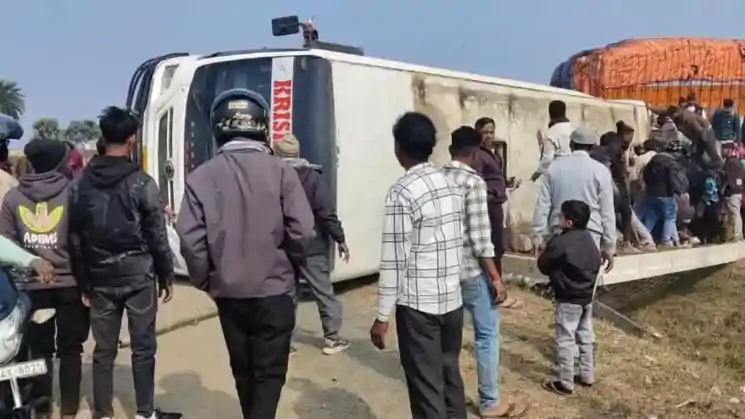 दुमका : रामपुरहाट से आ रही बस अनियंत्रित होकर पलटी, 12 से अधिक यात्री घायल