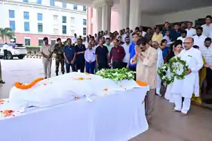 CM हेमंत सोरेन ने पूर्व मंत्री मन्नान मालिक को दी श्रद्धांजलि 