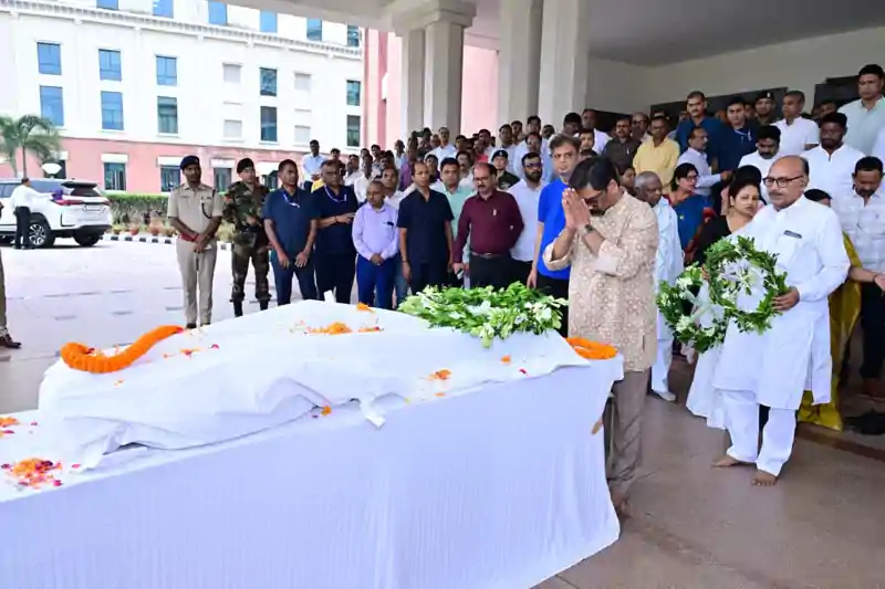 CM हेमंत सोरेन ने पूर्व मंत्री मन्नान मालिक को दी श्रद्धांजलि CM हेमंत सोरेन ने पूर्व मंत्री मन्नान मालिक को दी श्रद्धांजलि