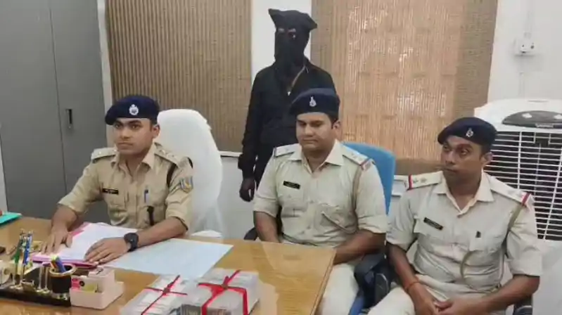 जामताड़ा : SBI अधिकारी बनकर करता था ठगी, साइबर अपराधी गिरफ्तार जामताड़ा : SBI अधिकारी बनकर करता था ठगी, साइबर अपराधी गिरफ्तार