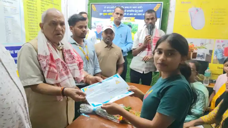 कंप्यूटर प्रशिक्षण पूरा करने वाले विद्यार्थियों को मिला प्रमाण पत्र, जनप्रतिनिधि रहे मौजूद कंप्यूटर प्रशिक्षण पूरा करने वाले विद्यार्थियों को मिला प्रमाण पत्र, जनप्रतिनिधि रहे मौजूद