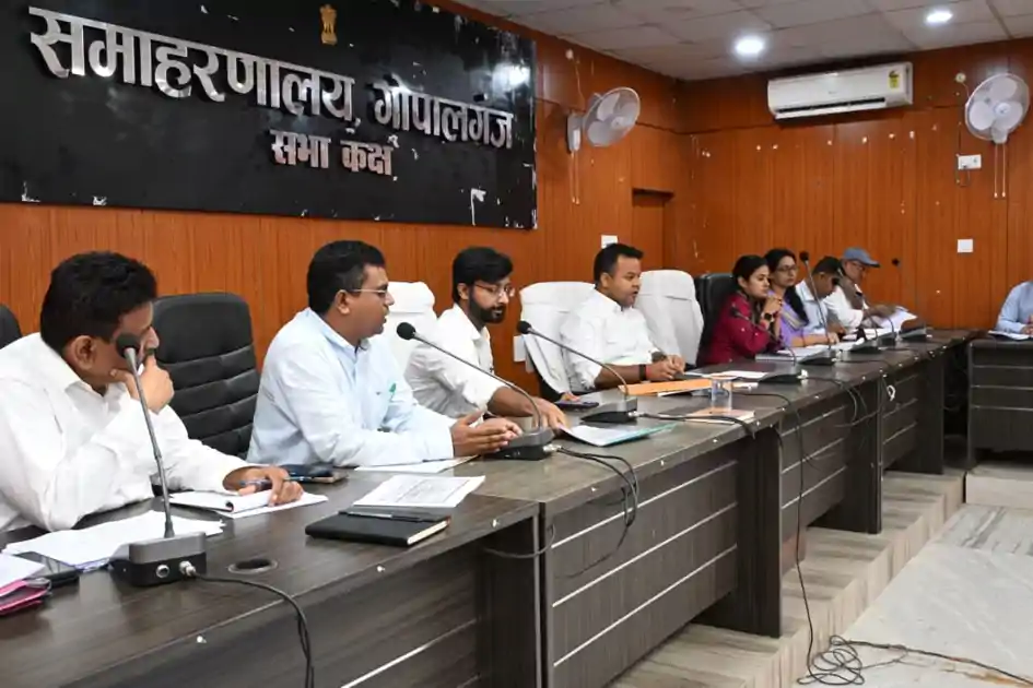 गोपालगंज: घरेलू गैस एजेंसी और PDS दुकानदारों पर DM की पैनी नजर, कालाबाजारी बर्दाश्त नहीं